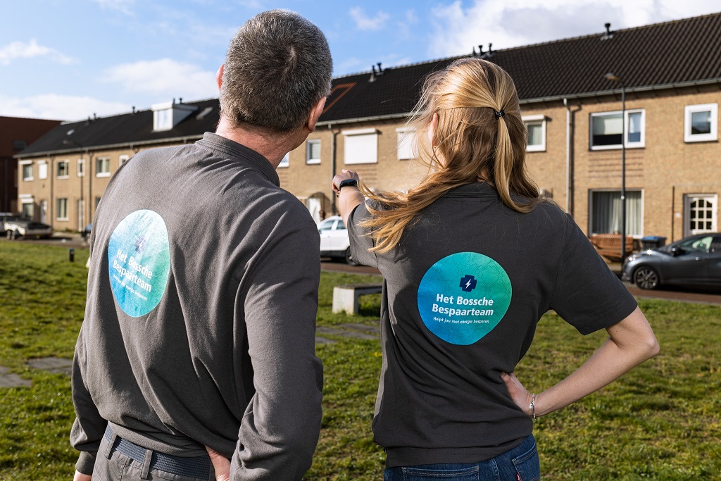 Twee mensen met een T-shirt van het Bossche Bespaarteam van de achterkant